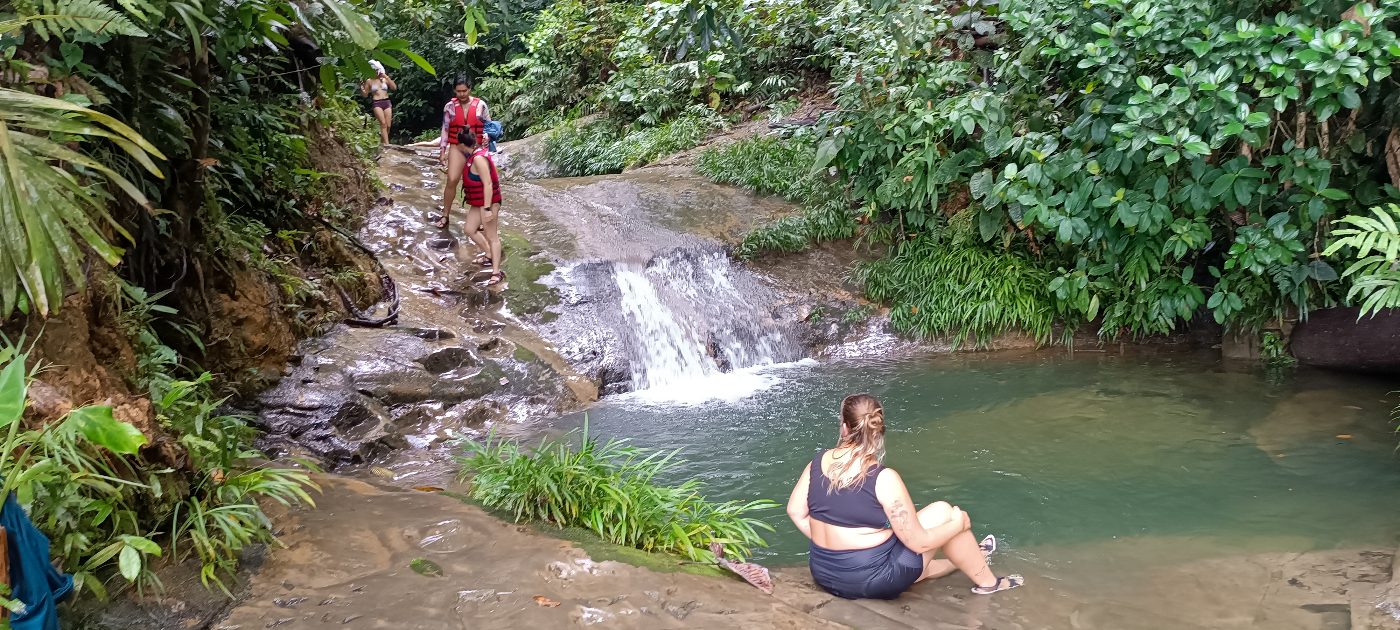 Personas de la comunidad junto al río en la ruta