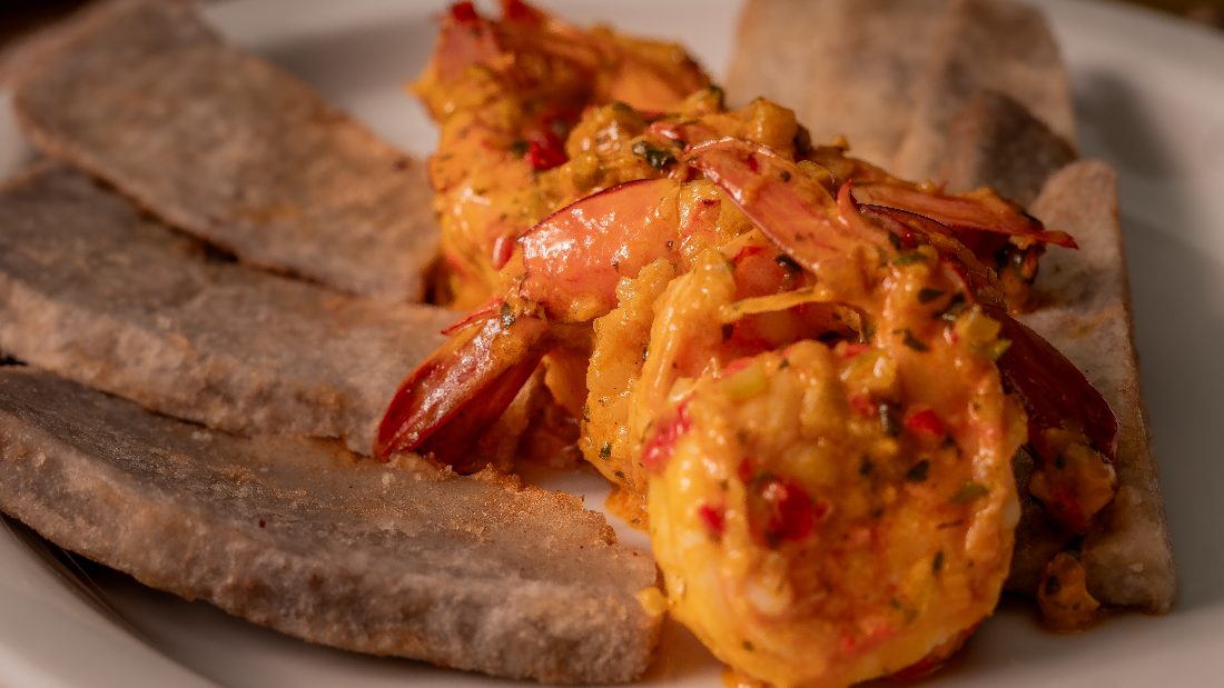 Langostinos en salsa con patacones