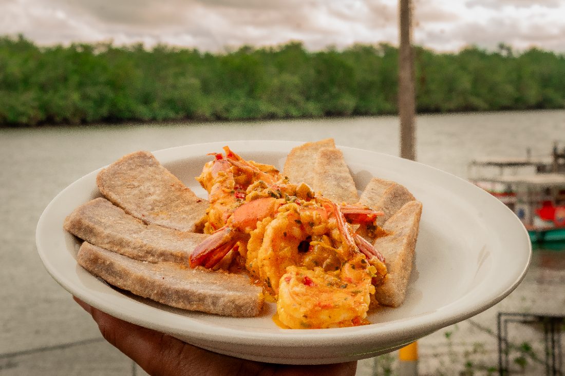 Plato del Pacífico servido frente al manglar